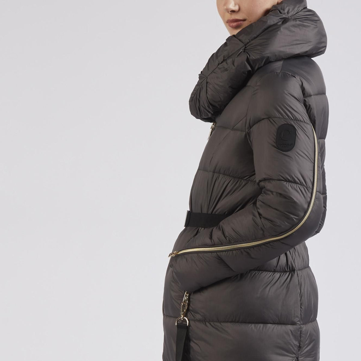 Cafènoir JN0047 Piumino Marrone con cintura elastica trapuntato con caldo ed avvolgente collo